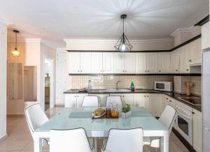A kitchen or kitchenette at La Perla Playa Apt Dream Homes Tenerife