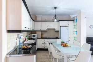 A kitchen or kitchenette at La Perla Playa Apt Dream Homes Tenerife