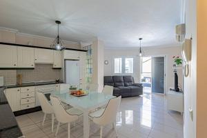 A kitchen or kitchenette at La Perla Playa Apt Dream Homes Tenerife