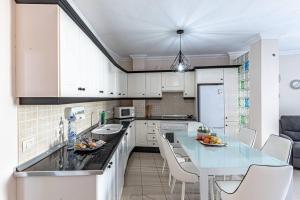 A kitchen or kitchenette at La Perla Playa Apt Dream Homes Tenerife