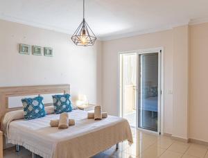 A bed or beds in a room at La Perla Playa Apt Dream Homes Tenerife