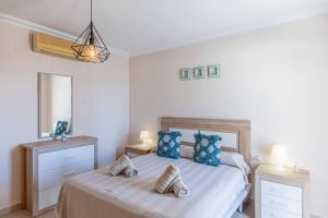 A bed or beds in a room at La Perla Playa Apt Dream Homes Tenerife