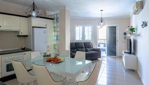 A kitchen or kitchenette at La Perla Playa Apt Dream Homes Tenerife