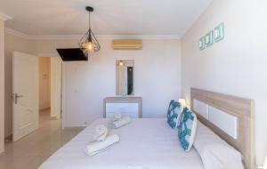 A bed or beds in a room at La Perla Playa Apt Dream Homes Tenerife