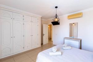 A bed or beds in a room at La Perla Playa Apt Dream Homes Tenerife