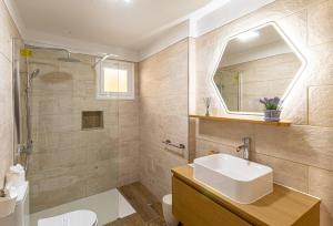 A bathroom at La Perla Playa Apt Dream Homes Tenerife