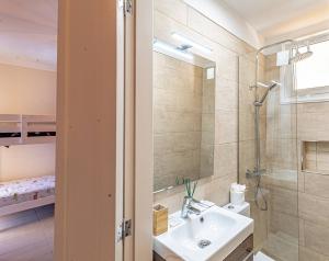 A bathroom at La Perla Playa Apt Dream Homes Tenerife