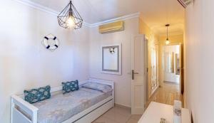 A bed or beds in a room at La Perla Playa Apt Dream Homes Tenerife