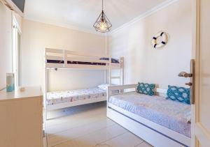 A bed or beds in a room at La Perla Playa Apt Dream Homes Tenerife