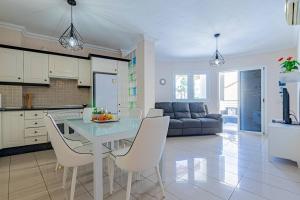 A kitchen or kitchenette at La Perla Playa Apt Dream Homes Tenerife