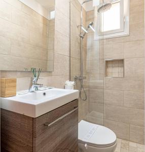 A bathroom at La Perla Playa Apt Dream Homes Tenerife