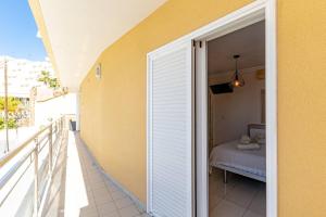 A bed or beds in a room at La Perla Playa Apt Dream Homes Tenerife