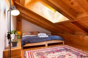 sypialnia z łóżkiem na drewnianym poddaszu w obiekcie Village des Oursons Chalet B - Happy Rentals w Chamonix-Mont-Blanc