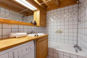 W łazience znajduje się umywalka, wanna i umywalka. w obiekcie Village des Oursons Chalet B - Happy Rentals w Chamonix-Mont-Blanc +18 zdjęć