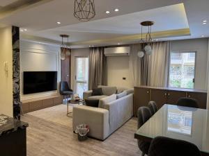 TV a/nebo společenská místnost v ubytování Ultra modern & cozy 2BD apartment