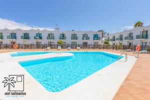 Bazén v ubytovaní Samba del Sol Corralejo alebo v jeho blízkosti