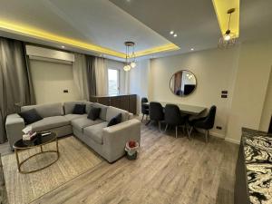 Posezení v ubytování Ultra modern & cozy 2BD apartment