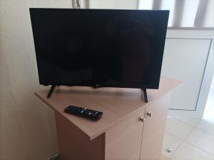 Televízia a/alebo spoločenská miestnosť v ubytovaní Meteora quiet house