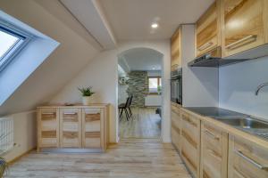 Una cocina o cocineta en Farmhouse Raspberry Pool&Wellness - Happy Rentals