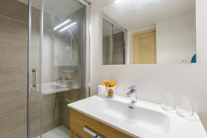 Kúpeľňa v ubytovaní Résidence Grand Roc - Ancolies 216 - Happy Rentals
