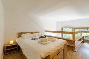 En eller flere senge i et værelse på Résidence Grand Roc - Ancolies 217 - Happy Rentals