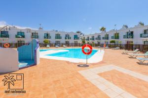 Bazén v ubytovaní Samba del Sol Corralejo alebo v jeho blízkosti