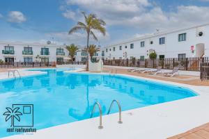 Bazén v ubytovaní Samba del Sol Corralejo alebo v jeho blízkosti