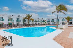 Bazén v ubytovaní Samba del Sol Corralejo alebo v jeho blízkosti