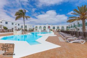 Bazén v ubytovaní Samba del Sol Corralejo alebo v jeho blízkosti