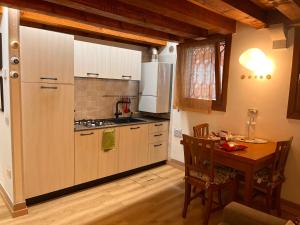 una cucina con un tavolo e una stufa forno superiore di Ninette Home a Venezia