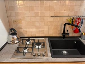 un bancone da cucina con fornelli e lavello di Ninette Home a Venezia