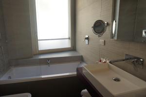 Koupelna v ubytování Trevi Palace Luxury Inn