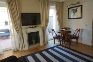 TV a/nebo společenská místnost v ubytování Trevi Palace Luxury Inn