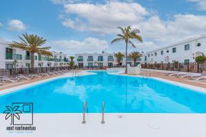 Bazén v ubytovaní Samba del Sol Corralejo alebo v jeho blízkosti
