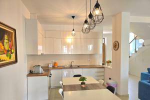 Kuchyň nebo kuchyňský kout v ubytování Lalzit Bay Dream Villa - Happy Rentals