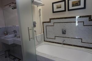 Koupelna v ubytování Trevi Palace Luxury Inn