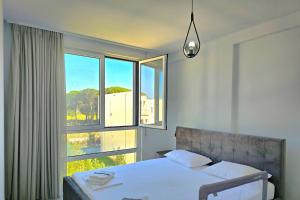 Ένα ή περισσότερα κρεβάτια σε δωμάτιο στο Cozy Apartment in San Pietro Resort - Happy Rentals