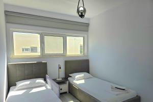 Ένα ή περισσότερα κρεβάτια σε δωμάτιο στο Cozy Apartment in San Pietro Resort - Happy Rentals