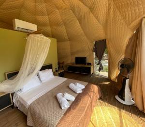 Postel nebo postele na pokoji v ubytování Manna Gea Glamping Domes