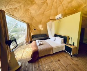 Postel nebo postele na pokoji v ubytování Manna Gea Glamping Domes