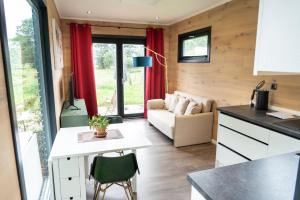 a kitchen and living room in a tiny house at HofGut Bockelkathen Tiny Haus 10 in Lüdersburg
