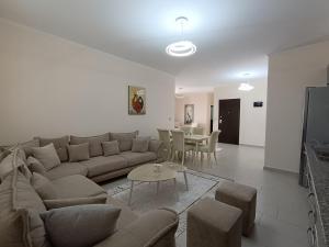 克鲁亚Panoramic Krujë Escape BAMI的带沙发和桌子的客厅