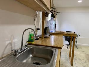 cocina con fregadero y encimera de madera en Casa Samay, en Cozumel 37 fotos más