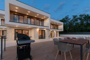 KasaliにあるVilla Amnis Imotski Makarskaの裏庭(グリル、テーブル、椅子付)