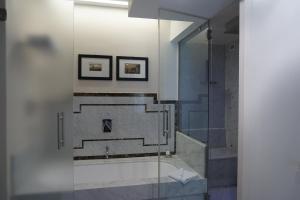 Koupelna v ubytování Trevi Palace Luxury Inn