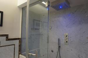Koupelna v ubytování Trevi Palace Luxury Inn