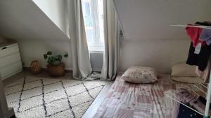 Ένα ή περισσότερα κρεβάτια σε δωμάτιο στο Bel appartement 10 min de Paris