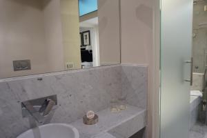 Koupelna v ubytování Trevi Palace Luxury Inn
