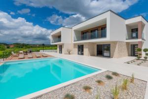 KasaliにあるVilla Amnis Imotski Makarskaのプールと家のあるヴィラ