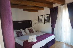 um quarto com uma cama com duas toalhas em Trevi Palace Luxury Inn em Roma